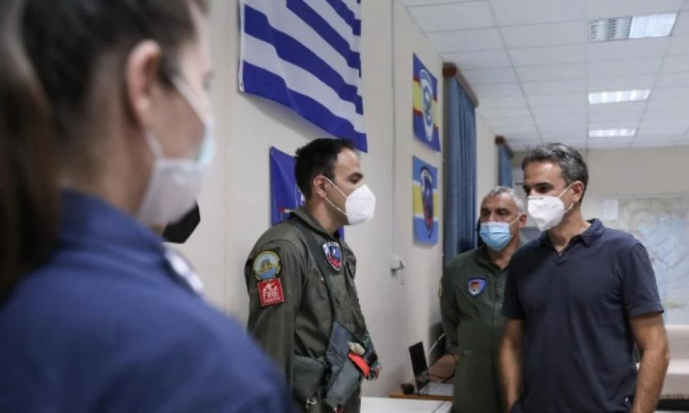 Ο Μητσοτάκης στη βάση των Canadair: Το «ευχαριστώ» σε πιλότους και μηχανικούς